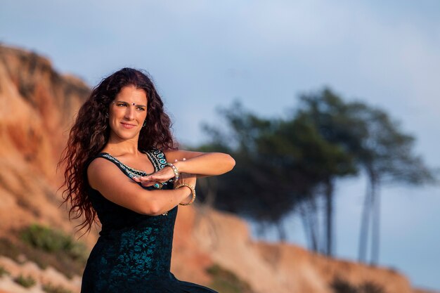 Bailarina del vientre en la naturaleza