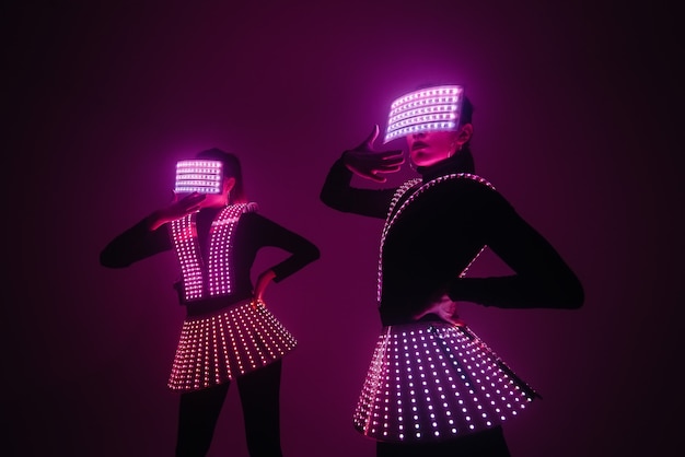 Bailarinas con trajes luminosos brillantes y coloridos.