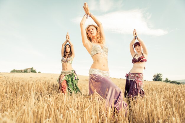 Bailarinas del vientre en un campo de trigo