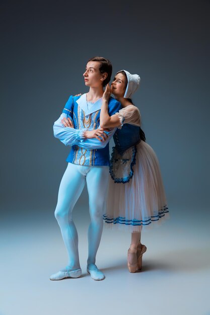 Bailarines de ballet jóvenes y elegantes como personajes de cuento de hadas de Cenicienta.