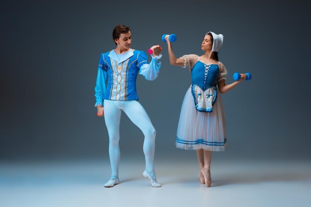 Bailarines de ballet jóvenes y elegantes como personajes de cuento de hadas de Cenicienta.