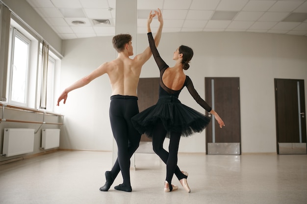 bailarines de ballet de mujer y hombre en acción