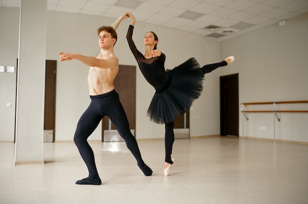 bailarines de ballet de mujer y hombre en acción