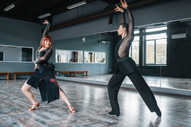 Bailarines de elegancia, entrenamiento de baile ballrom en clase