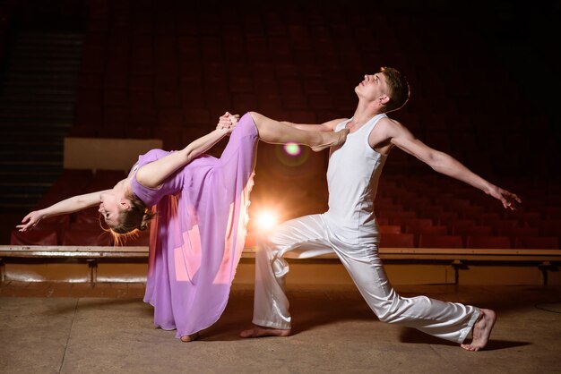 Foto bailarines en el escenario