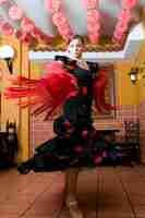 Foto bailarines de flamenco español durante la feria de sevilla bailando sevillanas