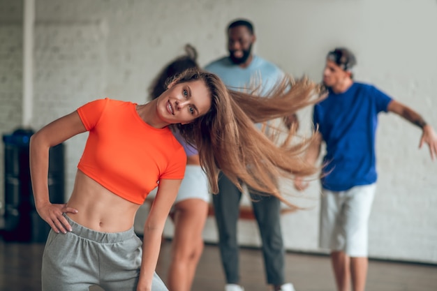 bailarines profesionales ensayando juntos