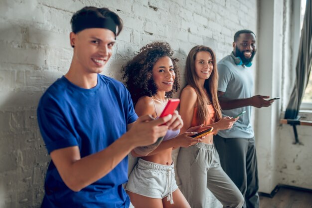 bailarines profesionales ensayando juntos