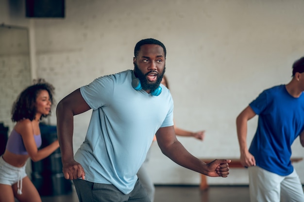 bailarines profesionales ensayando juntos