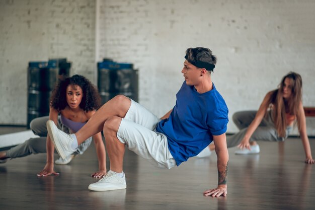 bailarines profesionales ensayando juntos