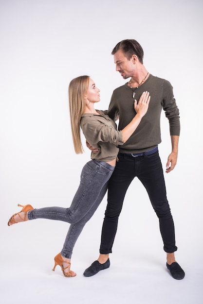 Bailarines de salsa, kizomba y bachata sobre fondo blanco. Concepto de baile social.