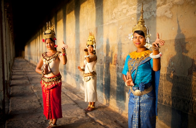Bailarines tradicionales camboyanos