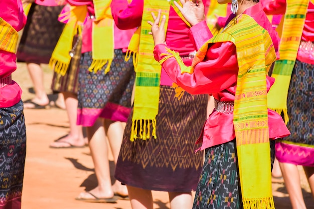 Bailarines vestidos con trajes de estilo Isaan locales brillantes y coloridos