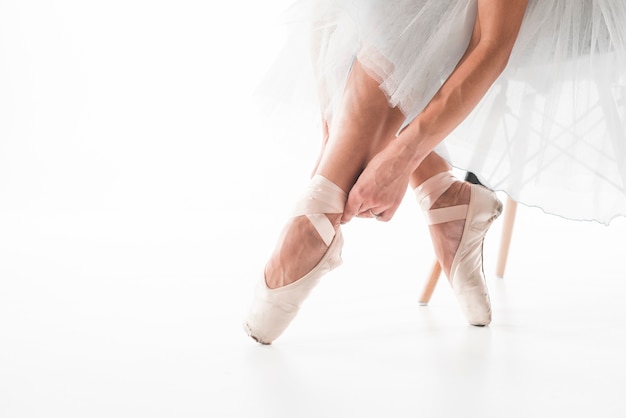 Foto bailarino balé, amarrando, sapatilhas balé
