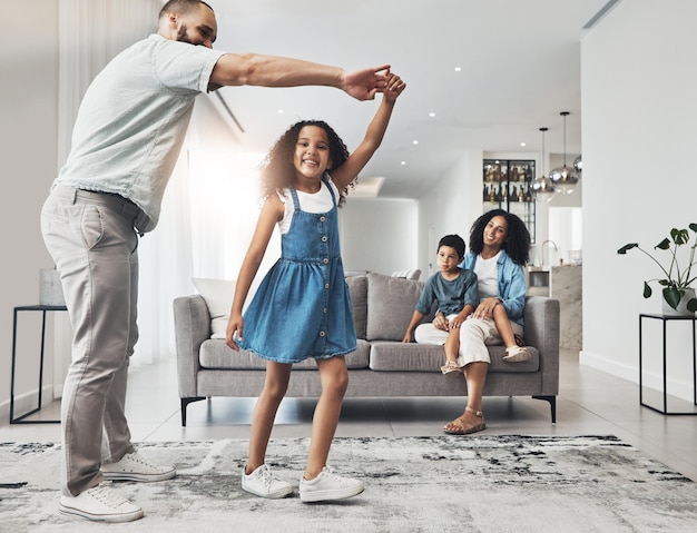 Baile familiar feliz y música en una sala de estar por niña y padre jugando a la unión y feliz en su hogar Niños padres y juego de baile en un salón en un fin de semana alegre y feliz juntos