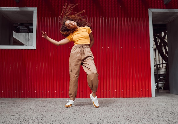 Foto baile de hip hop de la ciudad y una mujer negra urbana en streetwear bailando afuera en sao paulo bailarina de música y una chica latina feliz con estilo callejero al aire libre diversión energía libertad y juventud en brasil