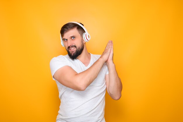 Baile - hombre barbudo con auriculares en los oídos.