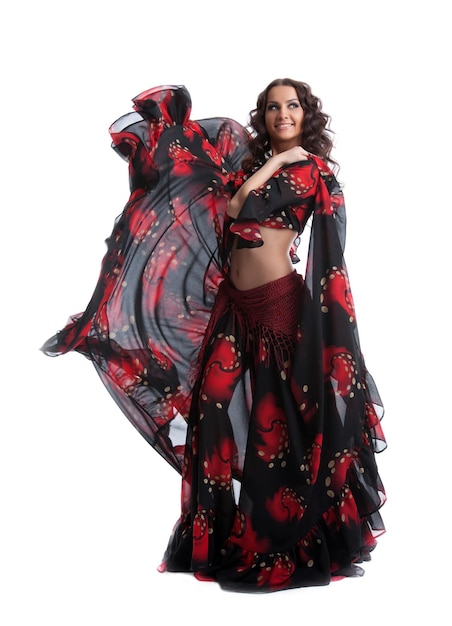 Baile de mujer en traje rojo y negro gitano