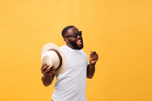 Baile superior joven del hombre negro aislado en un fondo amarillo.