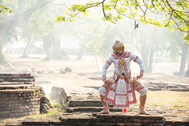 Baile tailandés en la máscara tradicional de Ramayana