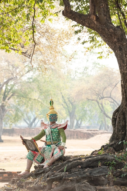 Baile tailandés en la máscara tradicional de Ramayana