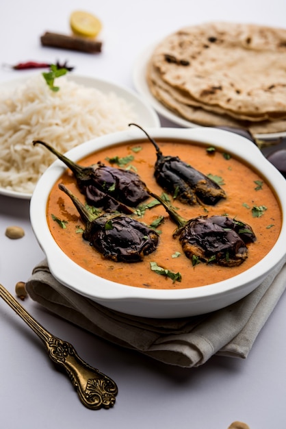 Baingan ou baigan masala ou curry de berinjela ou berinjela servido com chapati e arroz, foco seletivo