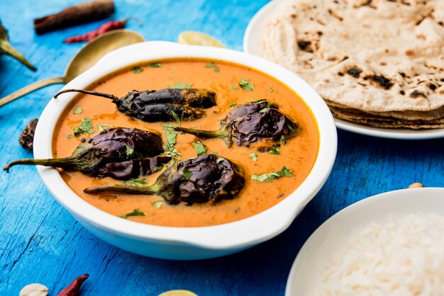 Baingan ou baigan masala ou curry de berinjela ou berinjela servido com chapati e arroz, foco seletivo