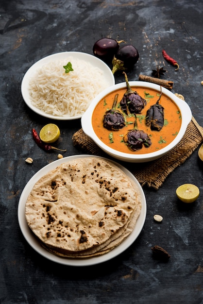 Baingan ou baigan masala ou curry de berinjela ou berinjela servido com chapati e arroz, foco seletivo