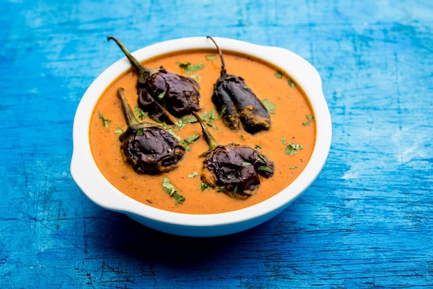 Baingan Sabzi oder Baigan Masala oder Aubergine oder Brinjal Curry serviert in Schüssel oder Pfanne, selektiver Fokus