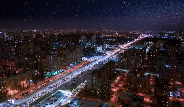 Bairro da cidade à noite. visão do zangão. luzes coloridas iluminam as ruas e edifícios. paisagem noturna da cidade maravilhosa.