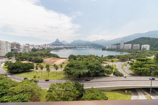 Bairro da Lagoa com a Lagoa Rodrigo de Freitas ao fundo no Rio de Janeiro