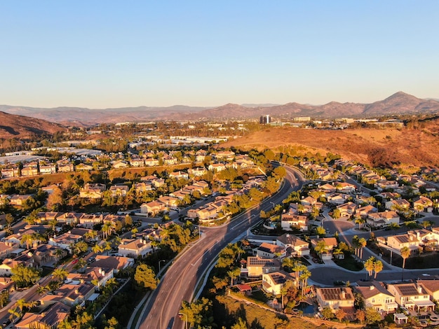 Bairro de casa de subdivisão moderna com montanha ao fundo durante o pôr do sol na Califórnia