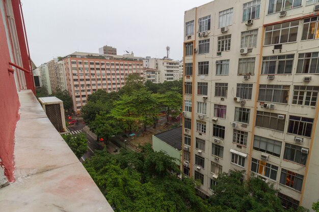 Bairro de copacabana no rio de janeiro, brasil - 16 de setembro de 2021: bairro de copacabana em um dia chuvoso.