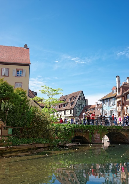 Bairro de Little Venice e Rio Auch, Colmar, Haut Rhin na Alsácia, França. Pessoas no fundo