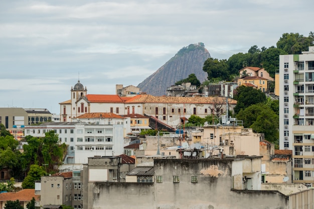 Bairro de santa teresa visto do centro do rio de janeiro no brasil.