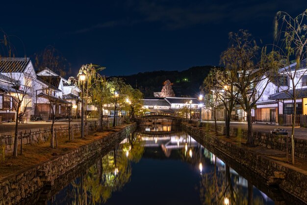 Foto bairro histórico de kurashiki bikan ao anoitecer, prefeitura de okayama, japão