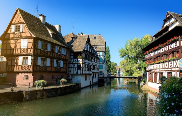 Bairro pitoresco Petite France em Estrasburgo, casas no rio