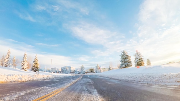 Bairro residencial após a tempestade de neve da primavera.