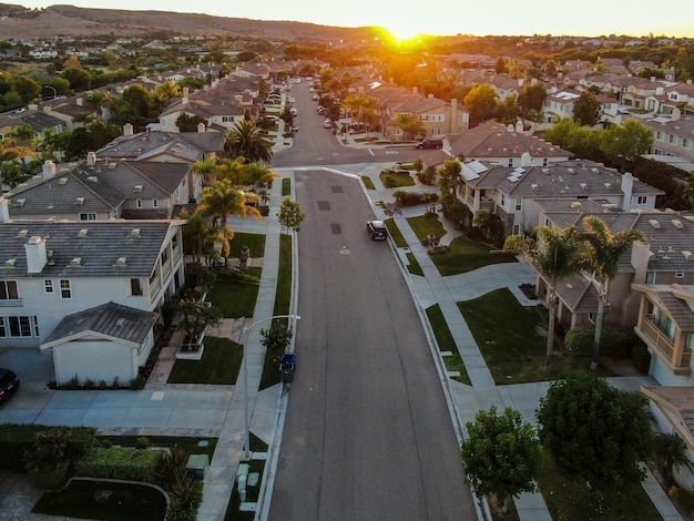 Bairro residencial moderno de subdivisão com montanha ao fundo durante o pôr do sol