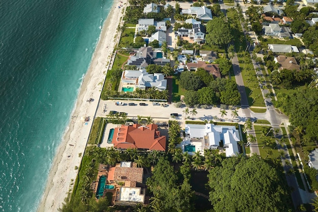 Bairro rico na pequena cidade de Boca Grande, na Flórida, com casas caras à beira-mar entre palmeiras verdes Desenvolvimento de moradias de luxo nos EUA