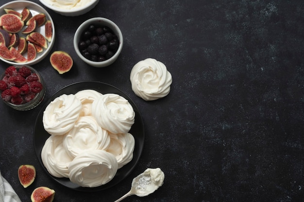 Baiser-Kuchen mit Beeren und Feigen verziert