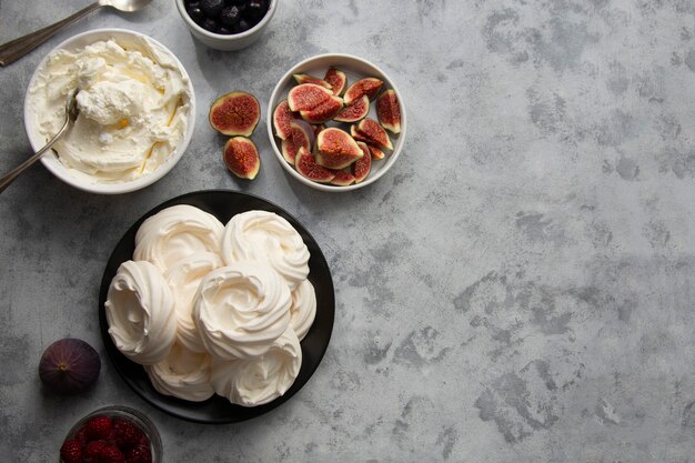 Baiser-Kuchen mit Beeren und Feigen verziert