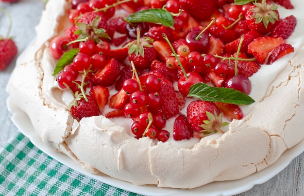 Baiser-Kuchen "Pavlova" mit Sahne und Beeren