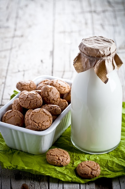 Baiser-Mandelgebäck in einer Schüssel und einer Flasche Milch