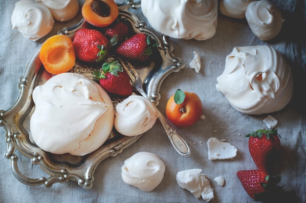 Baiser mit Aprikosen und Erdbeeren.