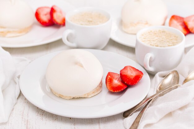 Baiser mit Erdbeeren auf Teller