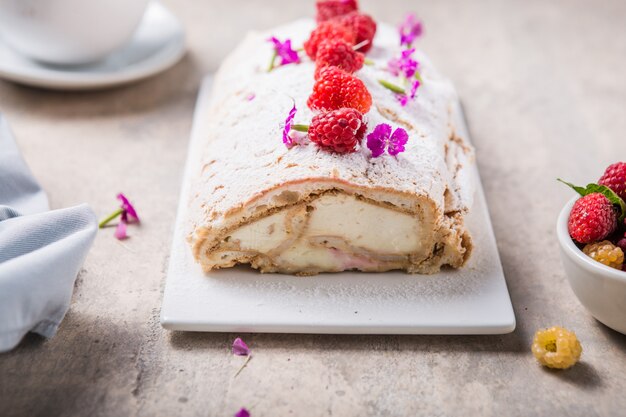 Baiser-Rollkuchen mit Sahne und Himbeeren