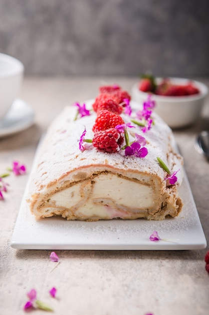 Baiser-Rollkuchen mit Sahne und Himbeeren