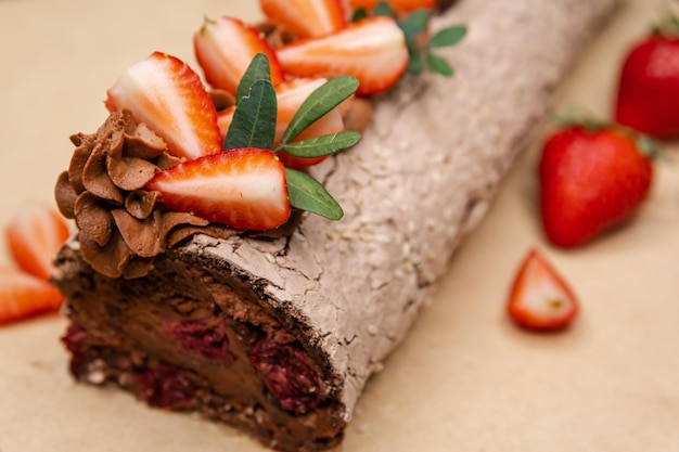 Baiserbrötchen mit Mandelflocken Pavlova Sommerdessert