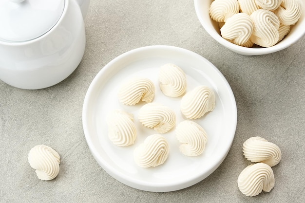 Baiserplätzchen aus geschlagenem Mehl mit Zucker und Eiern